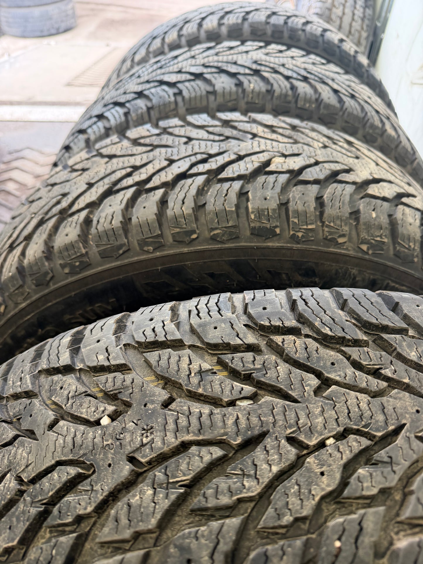 4 pneus d hiver 215/70r16 nokian a l etat neuf