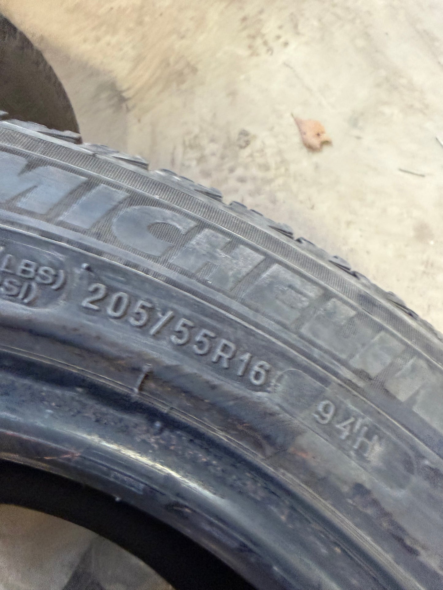 4 pneus d hiver 205/55r16 michelin en tres bon état