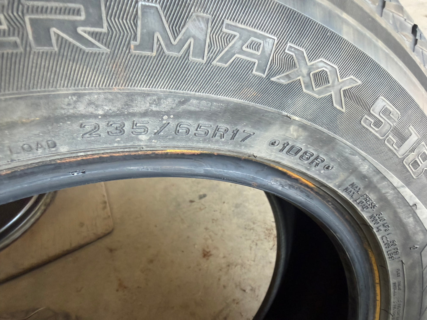 4 pneus d hiver 235/65r17 dunlop en bon état