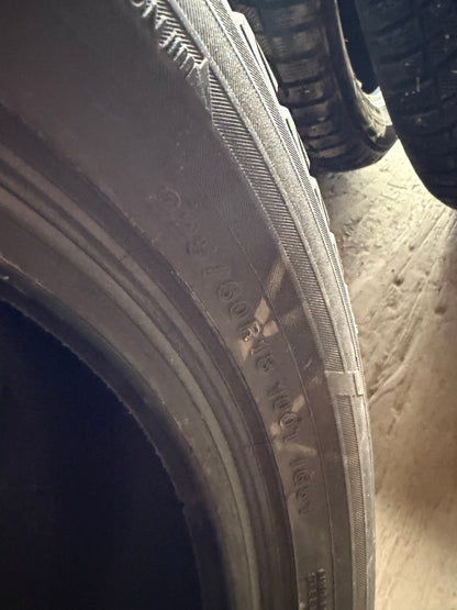 2 pneus d hiver 225/60r18 Yokohama en bon état