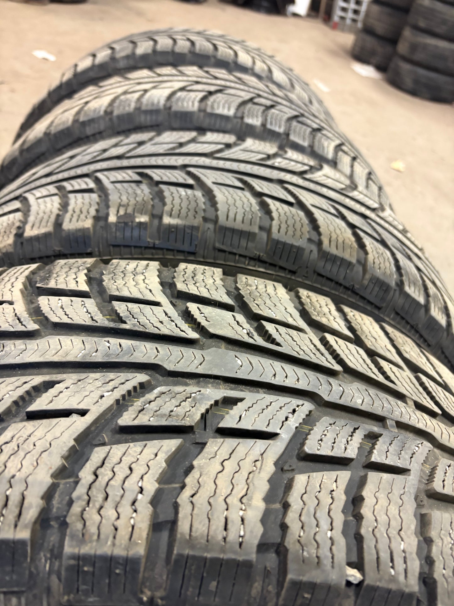 4 pneus d hiver 225/65r17 bf goodrich en bon état