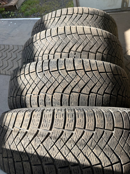 4 pneus d hiver 215/70r16 pirelli en bon etat