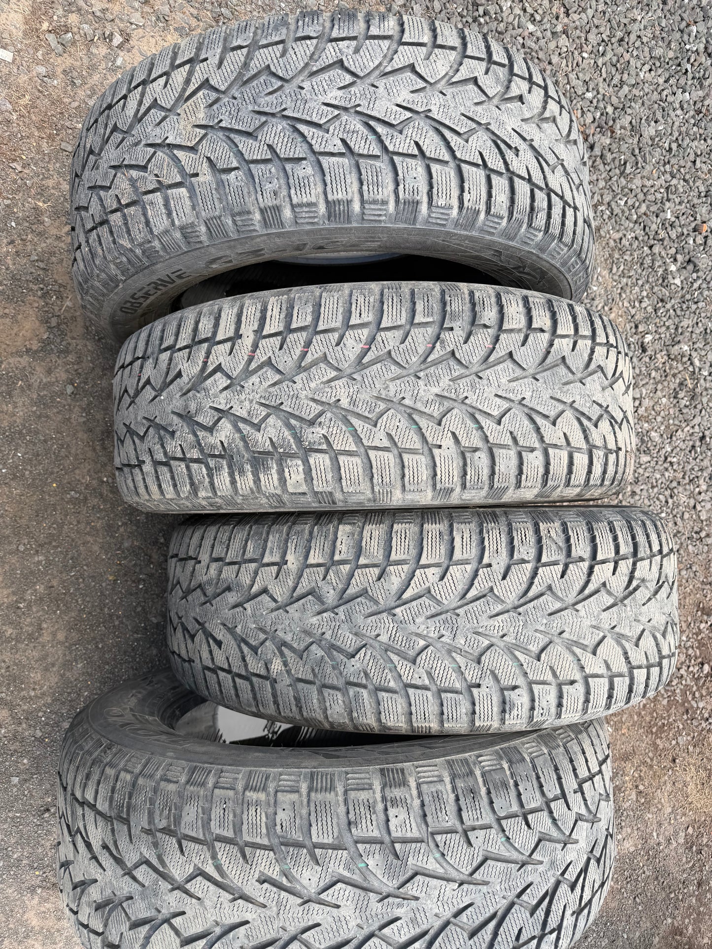 4 pneus d hiver 275/60r20 toyo en bon etat