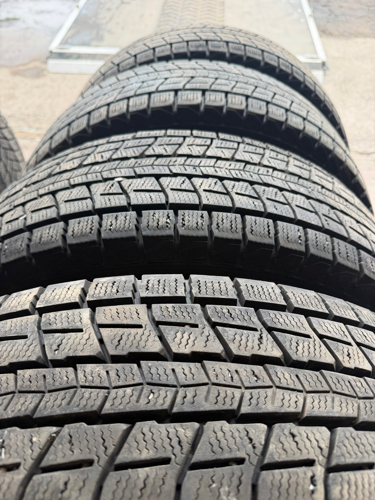 4 pneus d hiver 215/70r16 dunlop a l etat neuf