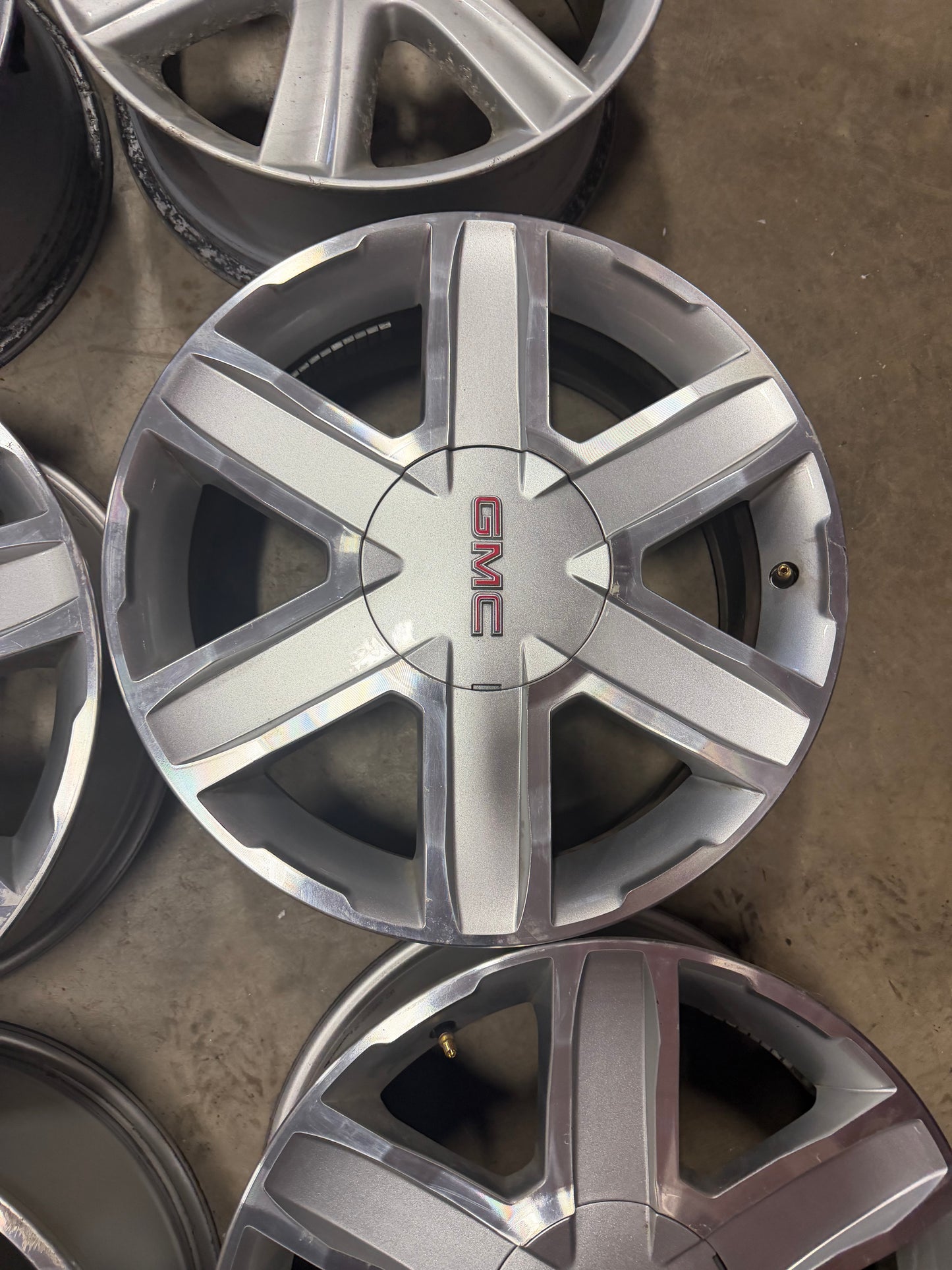 4 mags gmc 18 pouces 5x120 en tres bon état