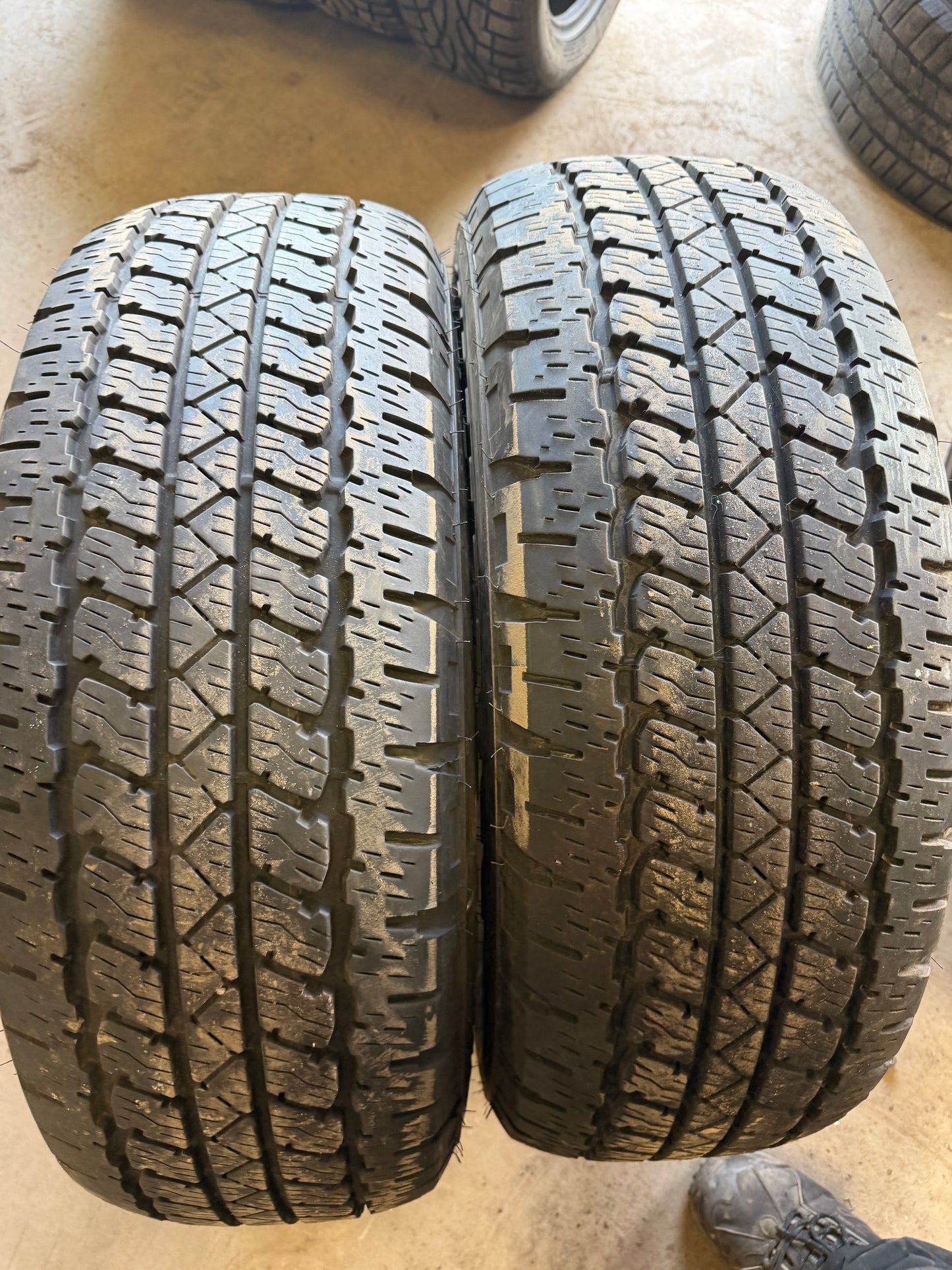 2 pneus d ete 255/65r17 Bridgestone en bon état