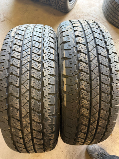 2 pneus d ete 255/65r17 Bridgestone en bon état