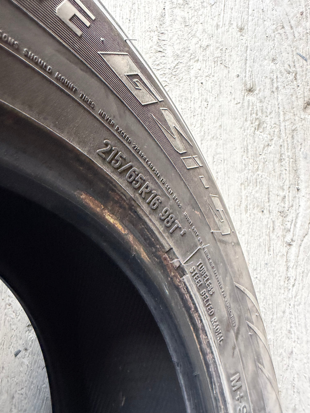 1 pneu d hiver 215/65r16 toyo en bon état