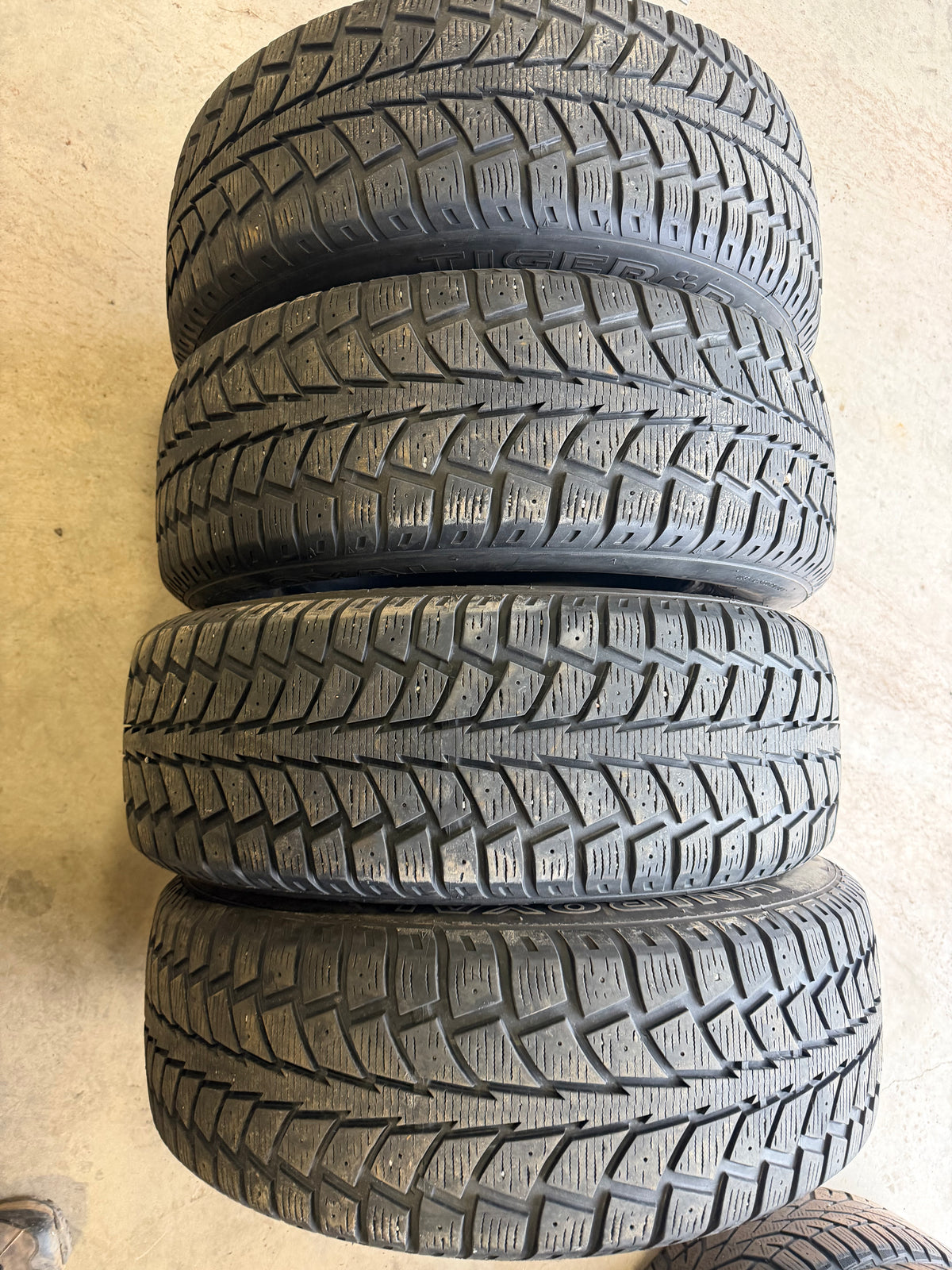 4 pneus d hiver 215/65r16 uniroyal en bon état