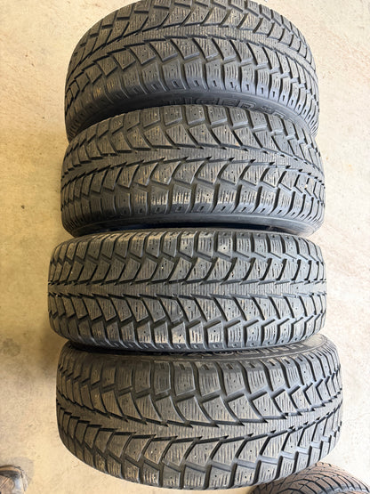 4 pneus d hiver 215/65r16 uniroyal en bon état