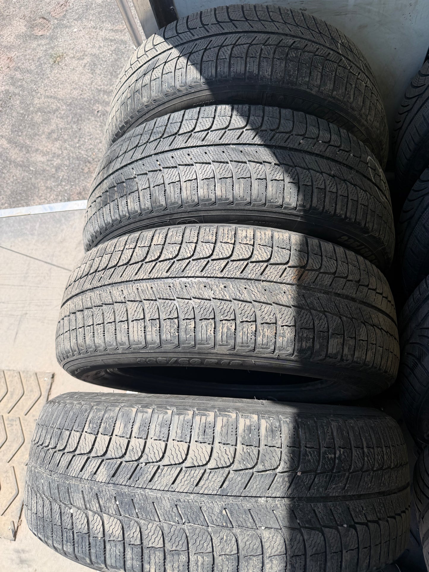 4 pneus d hiver 225/60r18 michelin en bon etat