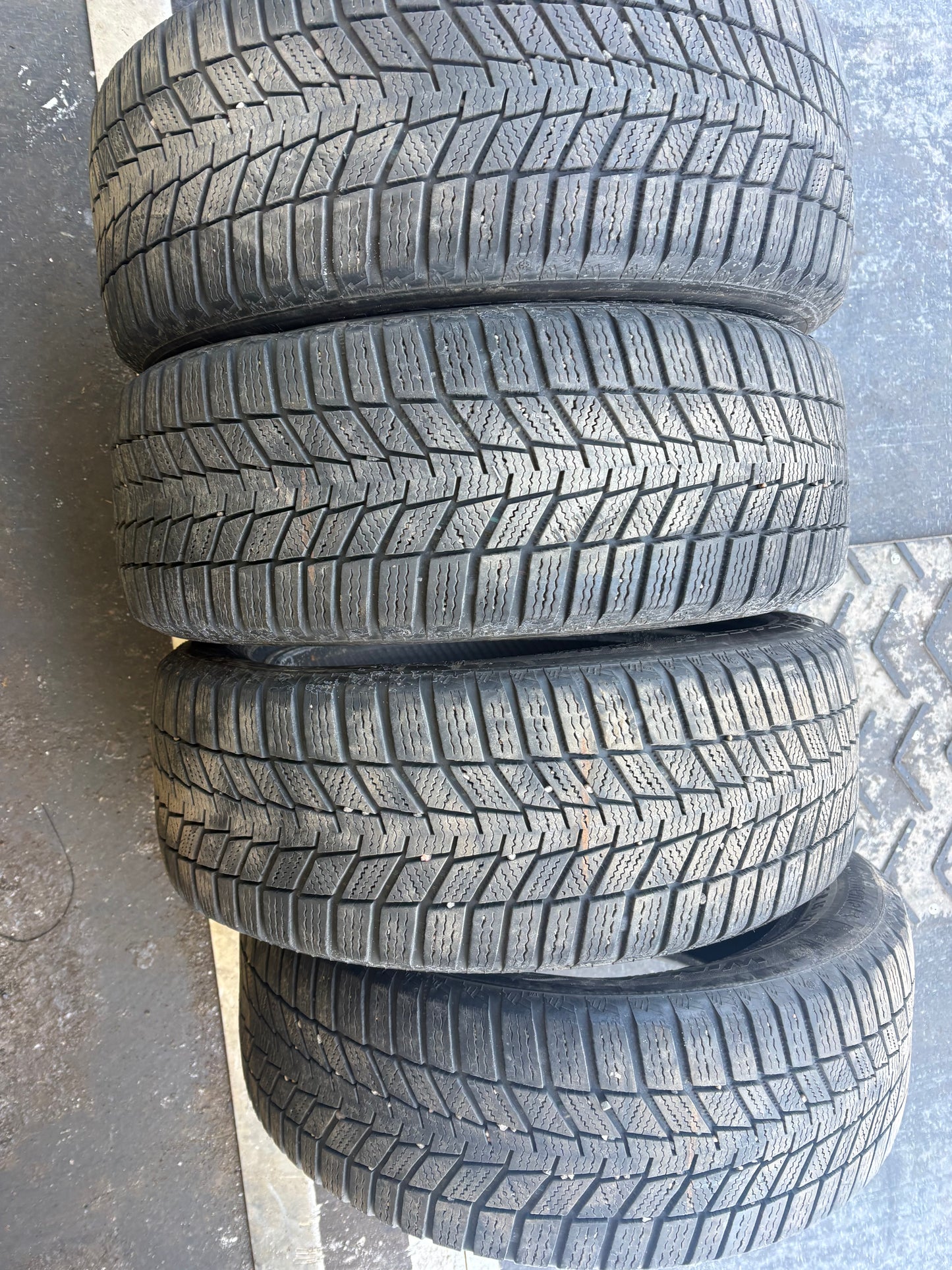 4 pneus d hiver 185/55r15 continental en bon etat