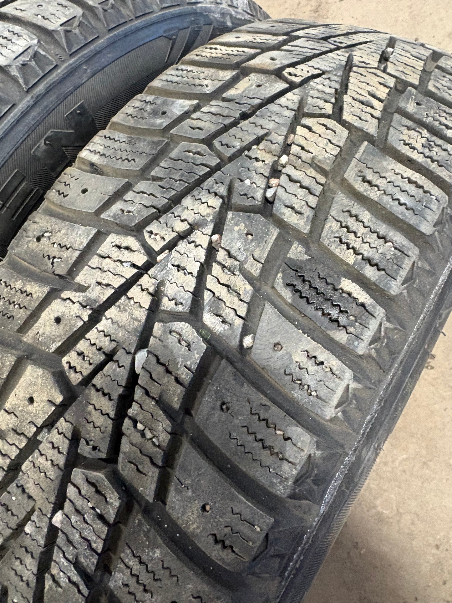 4 pneus d hiver 185/60r15 nexen en bon état