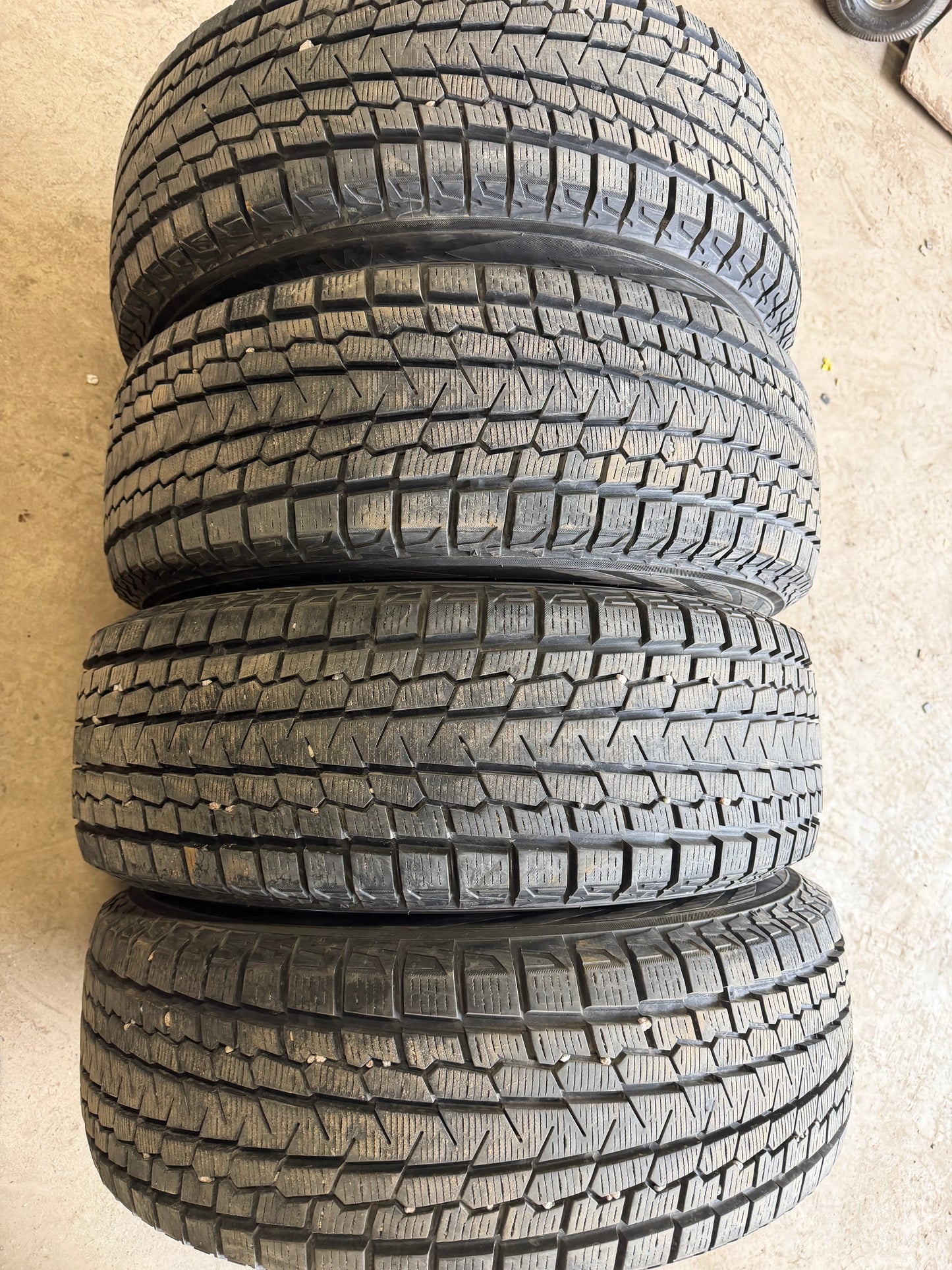 4 pneus d hiver 235/65r17 Yokohama a l etat neuf