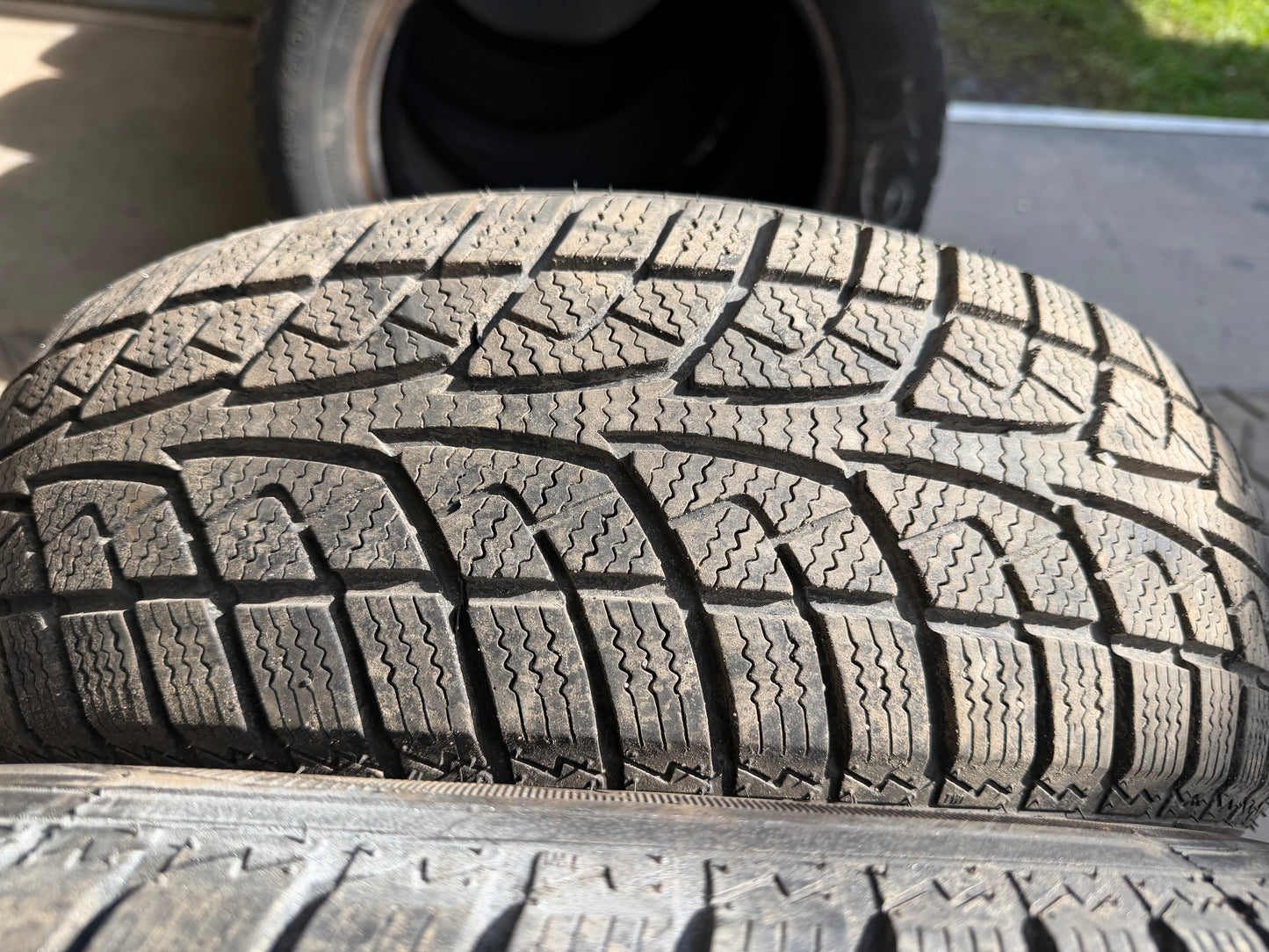 4 pneus d hiver 185/60r15 sailum en tres bon état