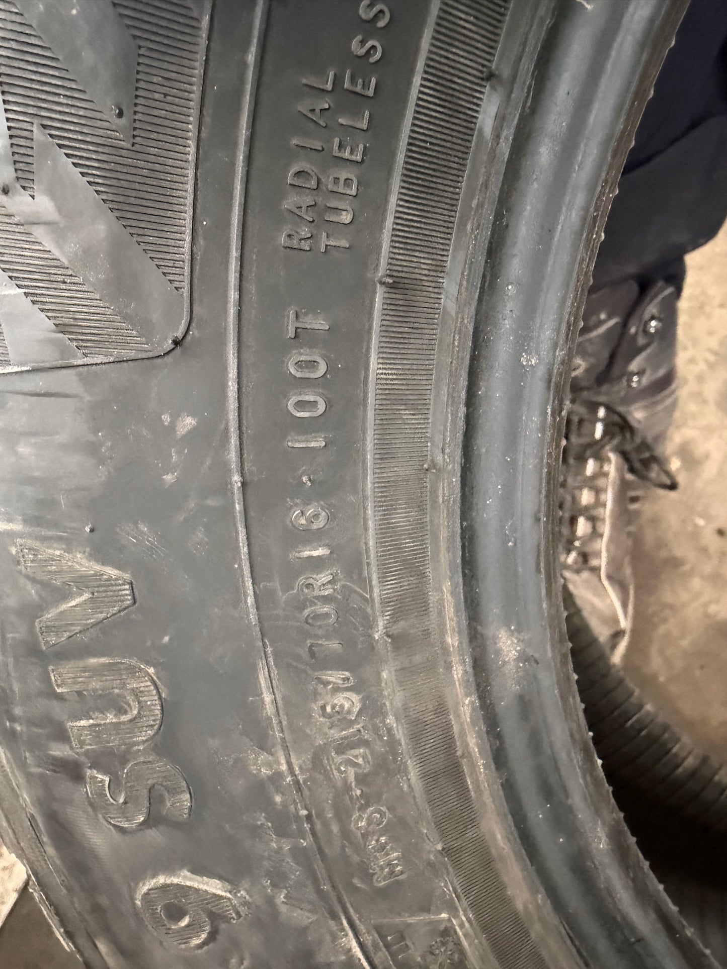 4 pneus d hiver 215/70r16 nokian a l etat neuf