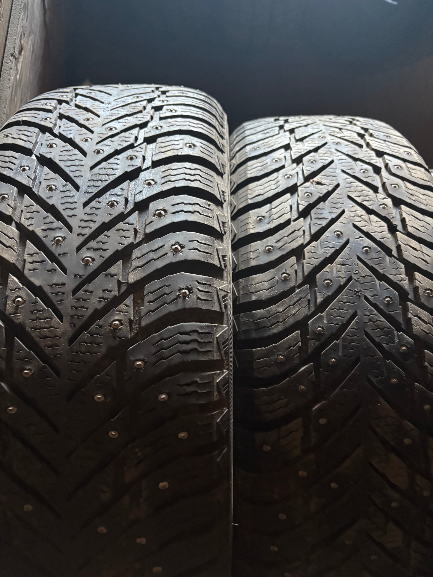 2 pneus d hiver 235/65r18 nokian a clou en tres bon état