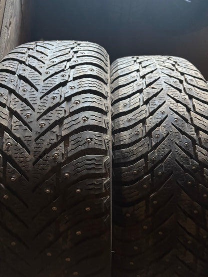 2 pneus d hiver 235/65r18 nokian a clou en tres bon état