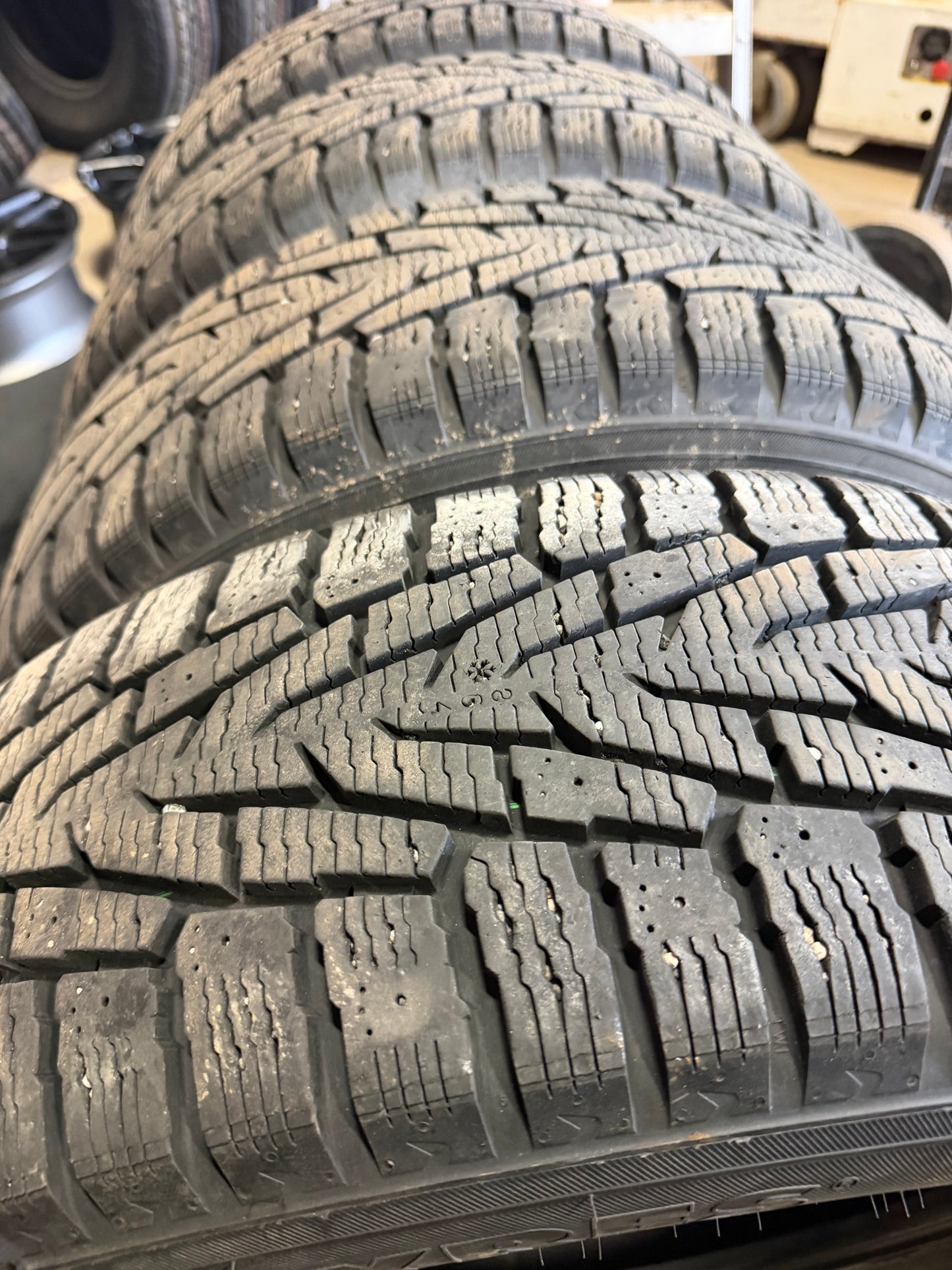 4 pneus d hiver 225/65r17 nokian a l état neuf
