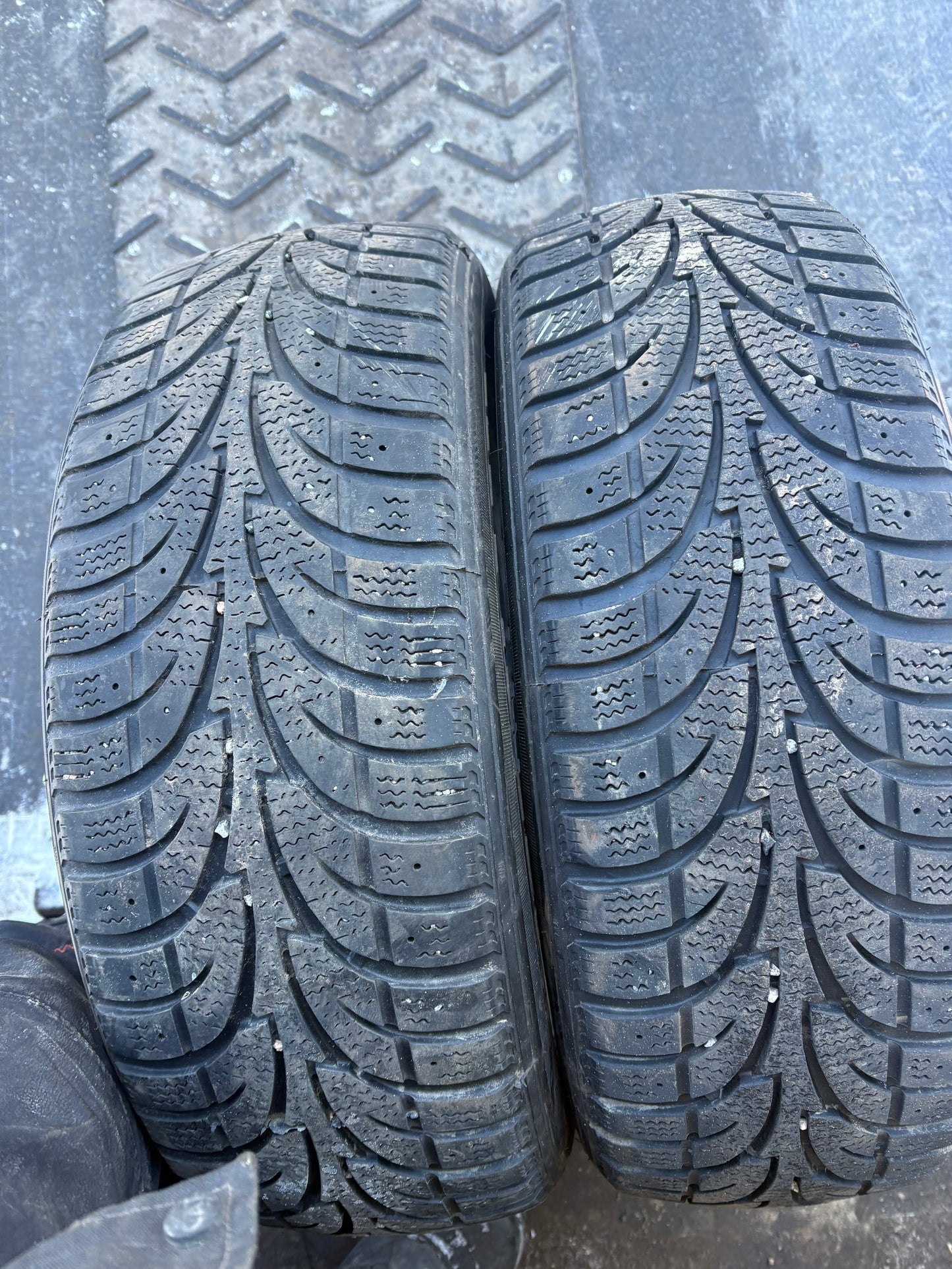 2 pneus d hiver 195/65r15 sailum en bon état