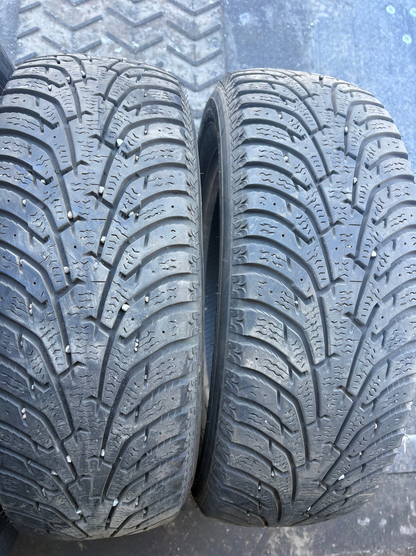 2 pneus d hiver 195/65r15 maxxis en bon état