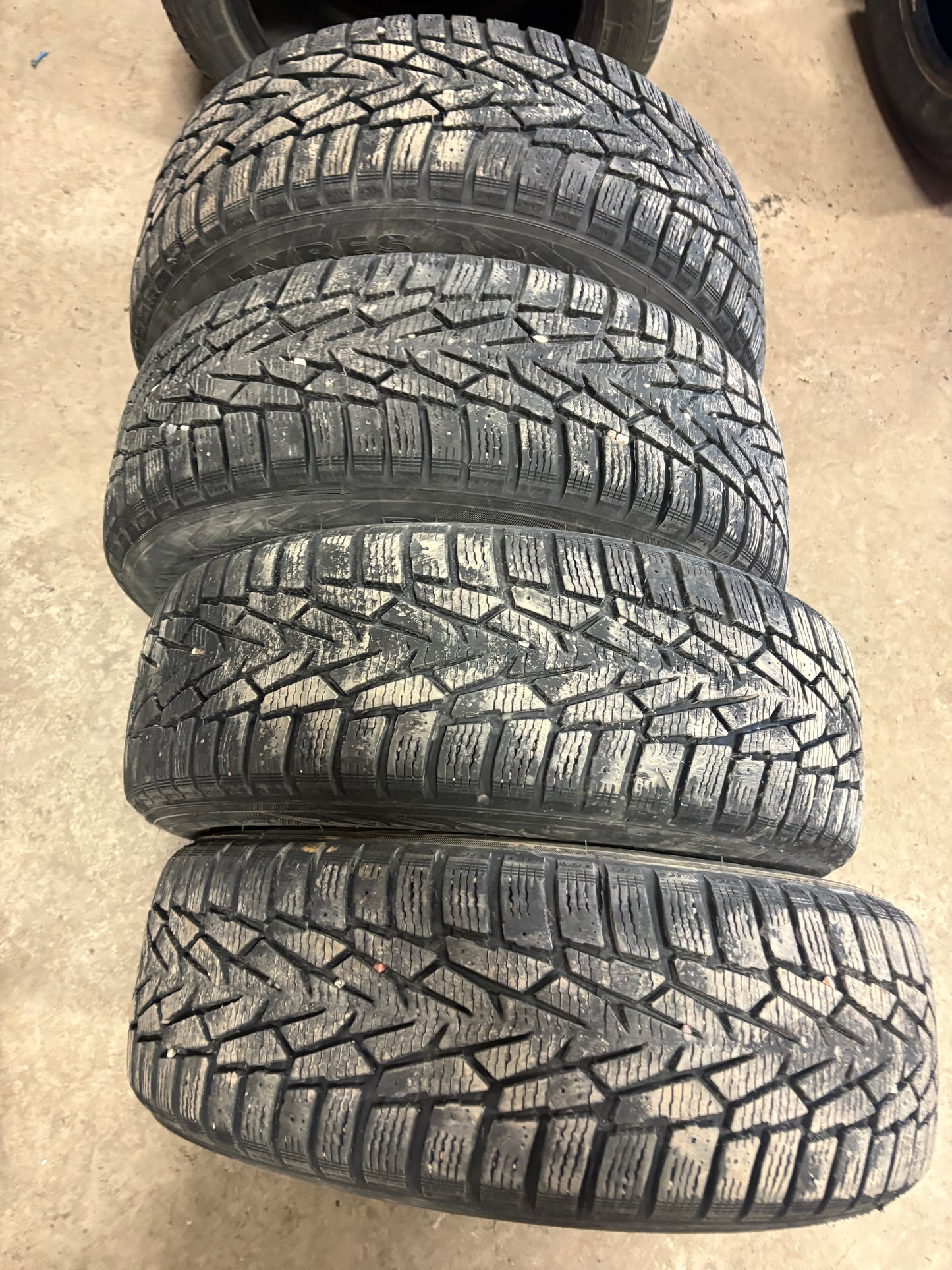 4 pneus d hiver 195/65r15 nokian a l etat neuf