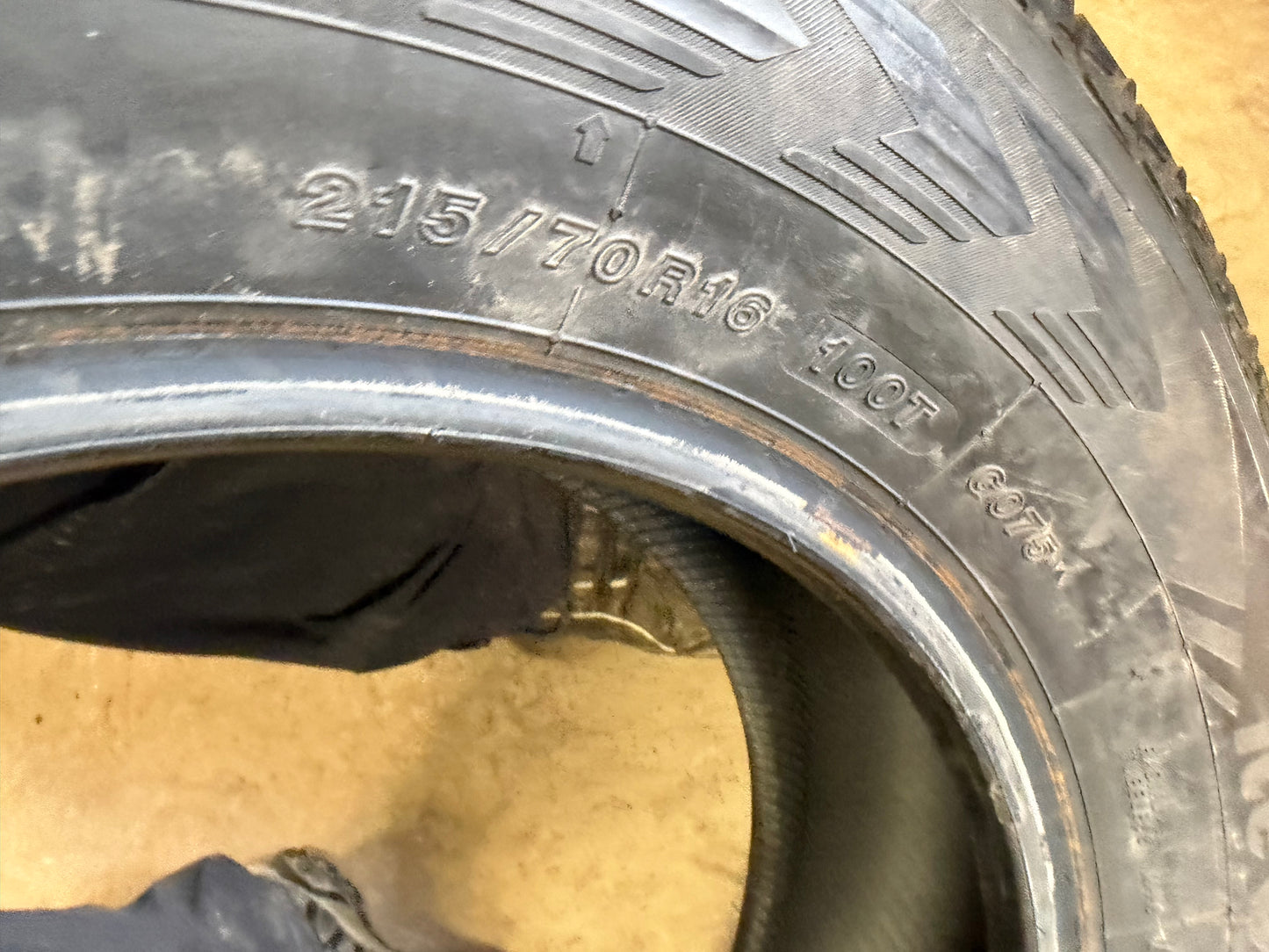 4 pneus d hiver 215/70r16 Yokohama a l etat neuf