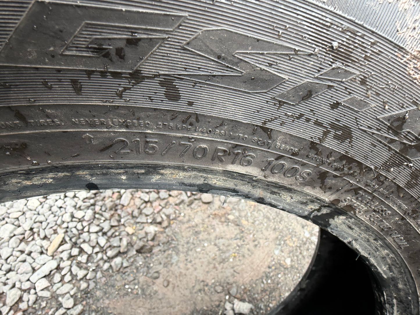 4 pneus d hiver 215/70r16 toyo