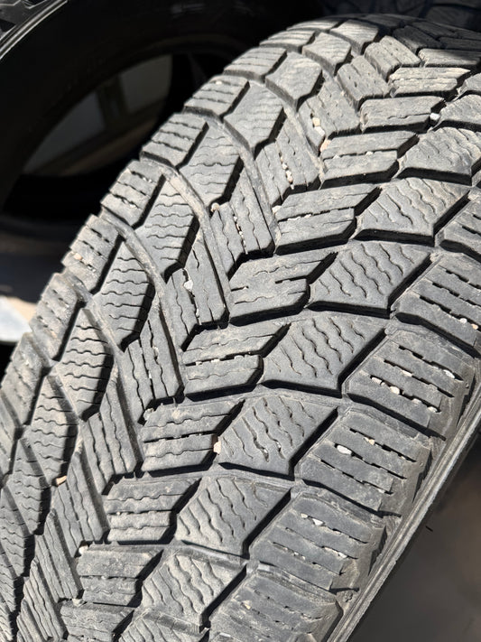 1 pneu d hiver 225/60r18 michelin a l état neuf