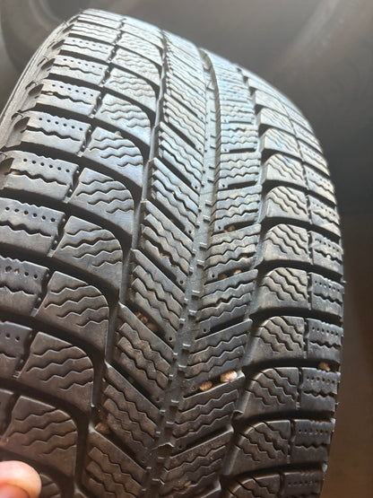 1 pneu d hiver 215/55r17 michelin en tres bon état