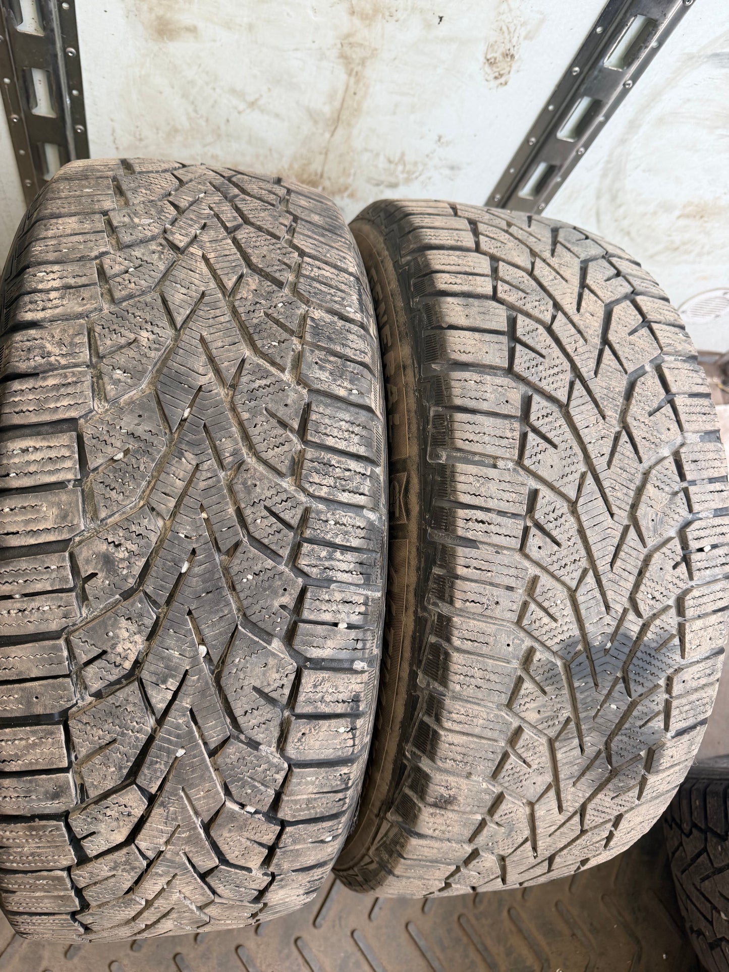 2 pneus d hiver 235/55r17 general en tres bon état