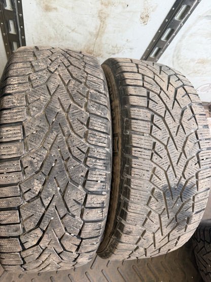 2 pneus d hiver 235/55r17 general en tres bon état