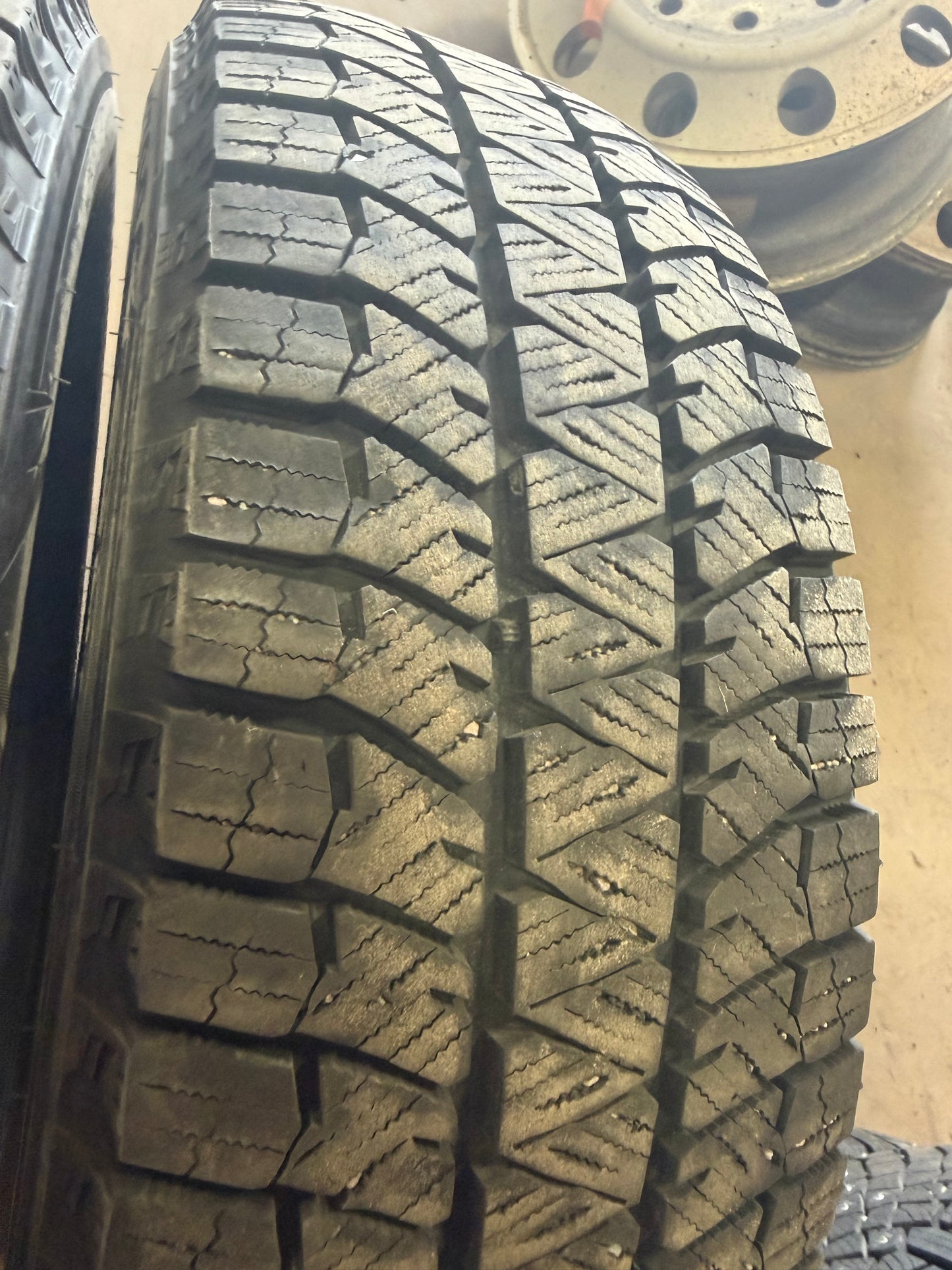 2 pneus d hiver 215/65r17 Bridgestone a l état neuf