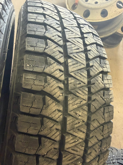 2 pneus d hiver 215/65r17 Bridgestone a l état neuf