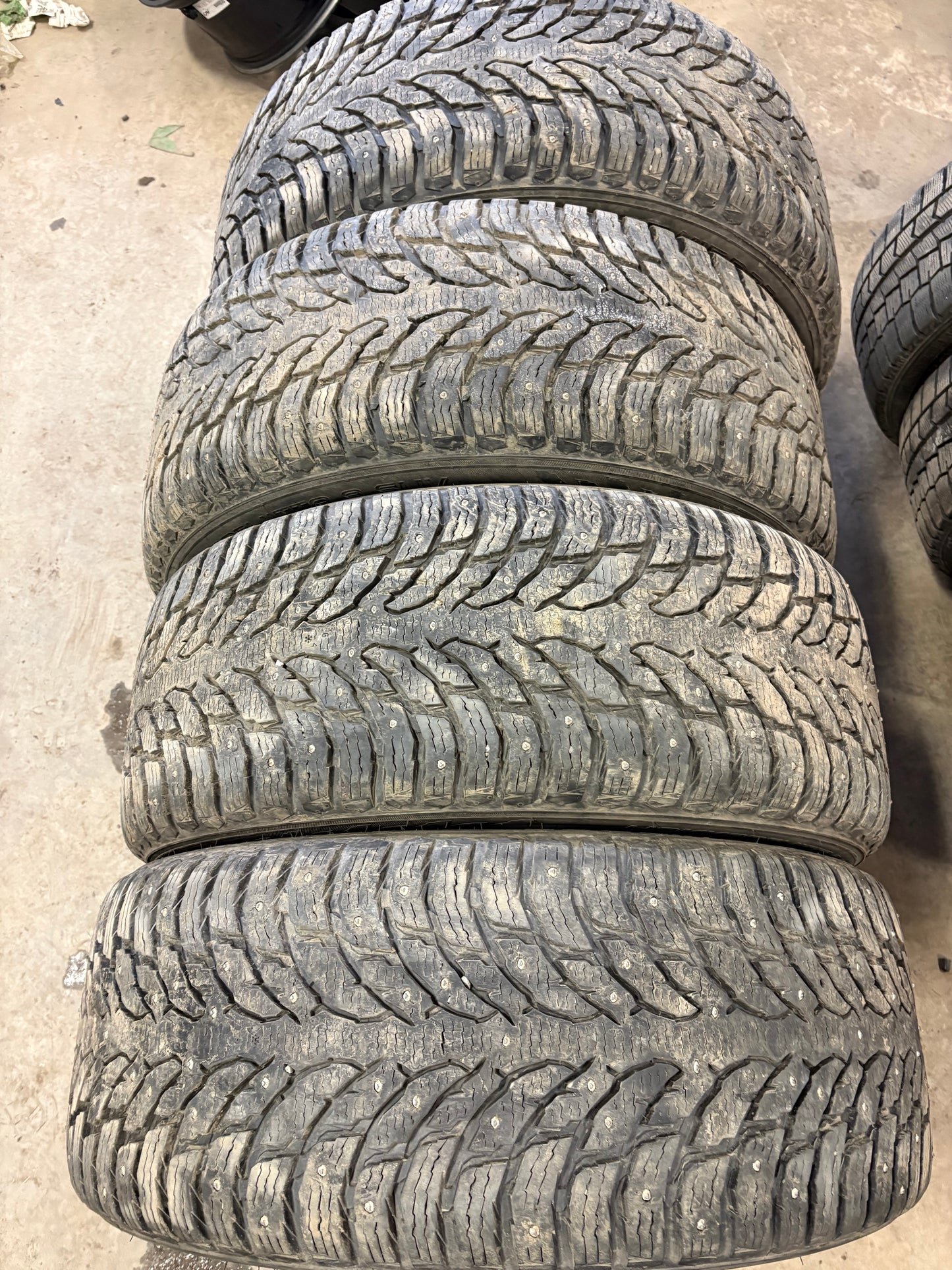 4 pneus d hiver 285/45r22 nokian a clou a l etat neuf