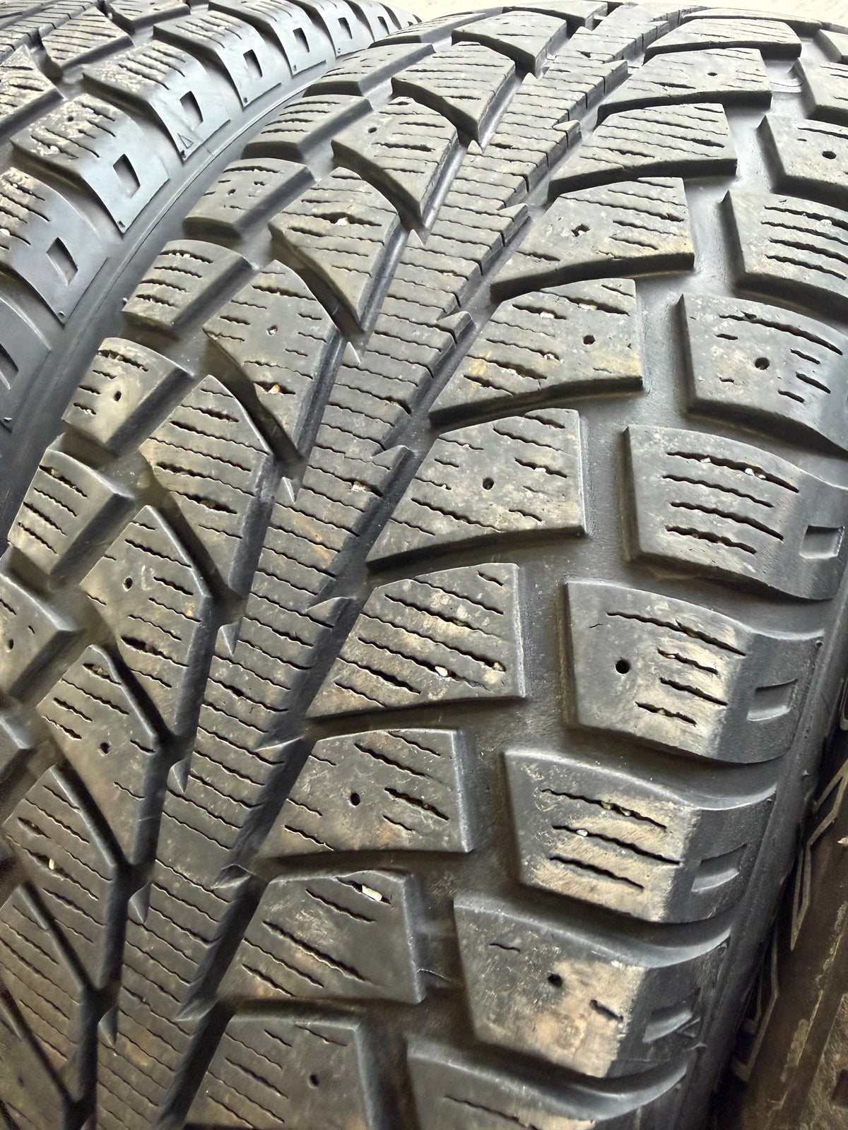 4 pneus d hiver 215/65r16 uniroyal en bon état