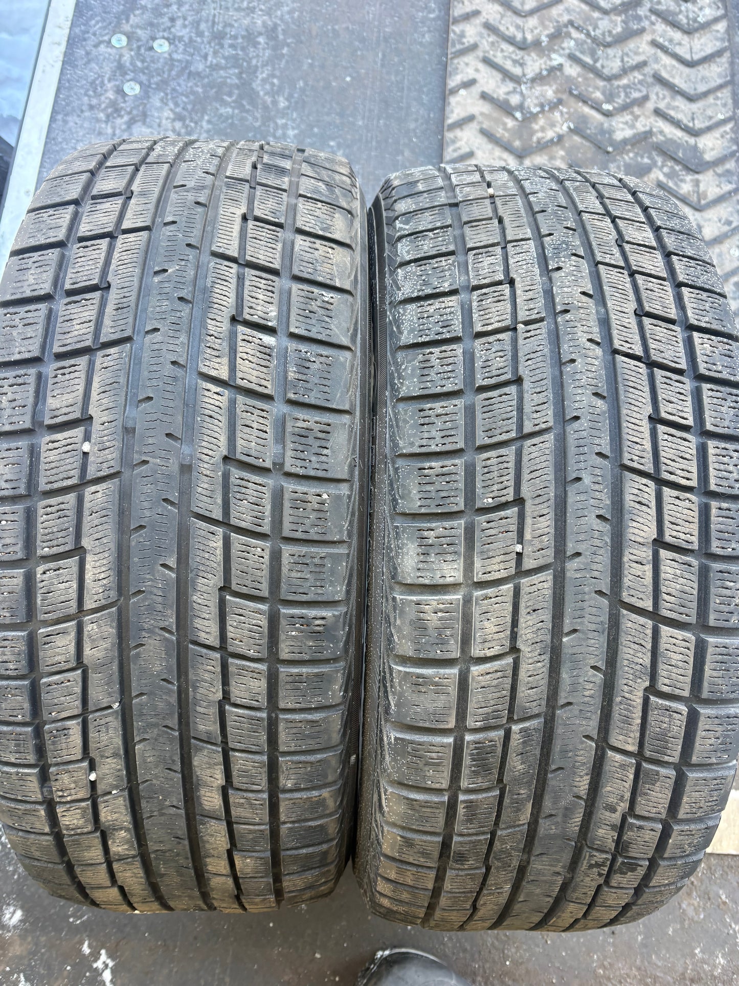 2 pneus d hiver 235/55r17 Yokohama en bon état