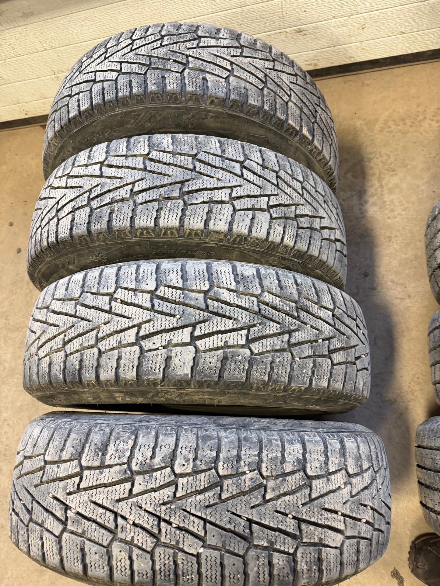 4 pneus d hiver 225/60r18 ironman en tres bon etat