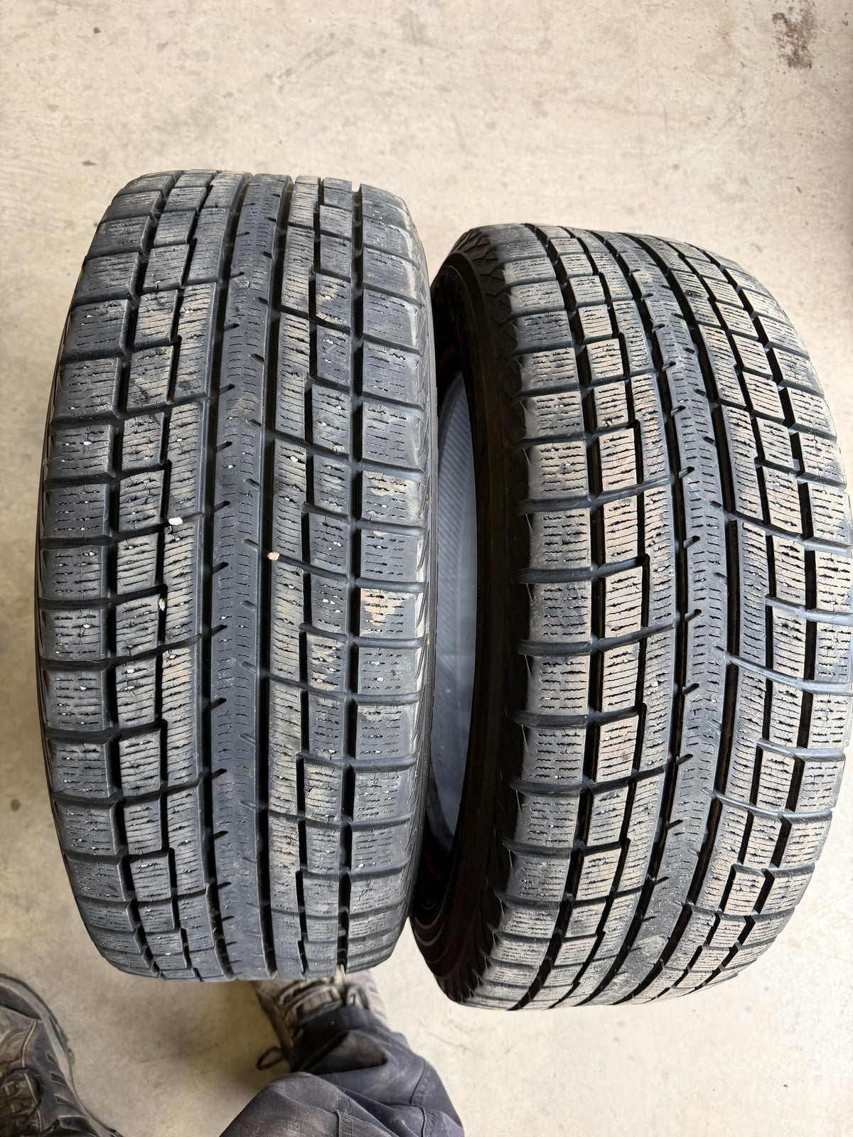 2 pneus d hiver 205/55r16 Yokohama en bon etat