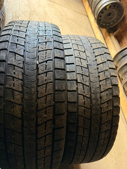 2 pneus d hiver 235/60r18 dunlop en tres bon état