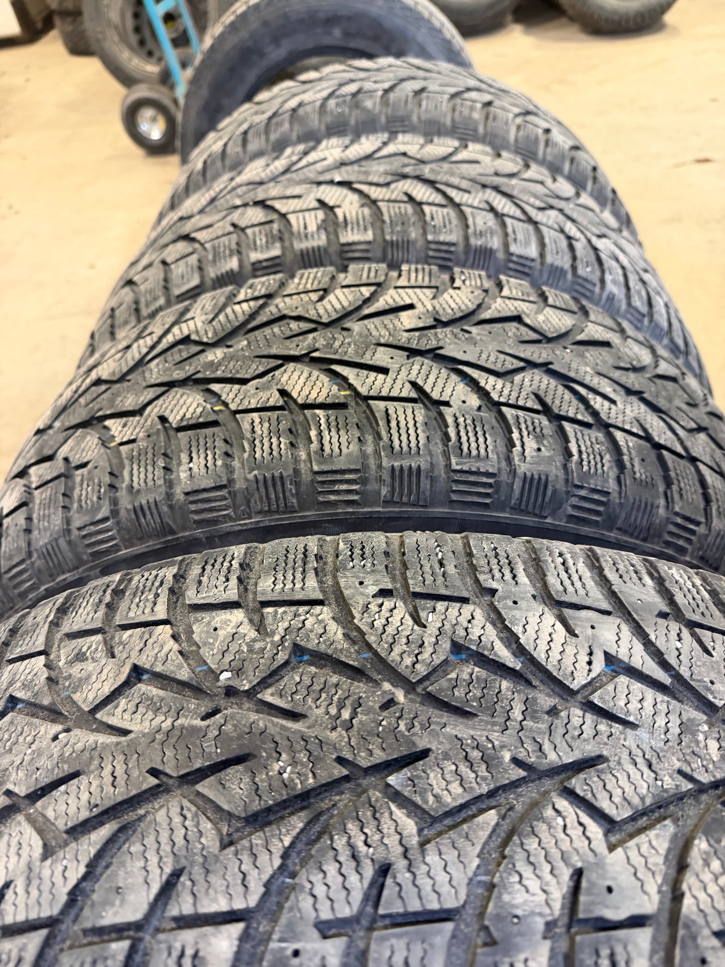4 pneus d hiver 225/65r17 toyo en tres bon état