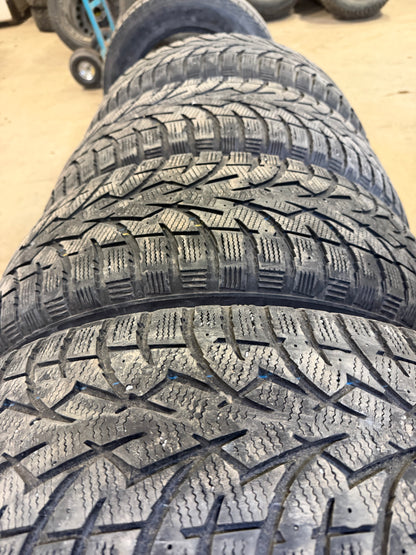 4 pneus d hiver 225/65r17 toyo en tres bon état