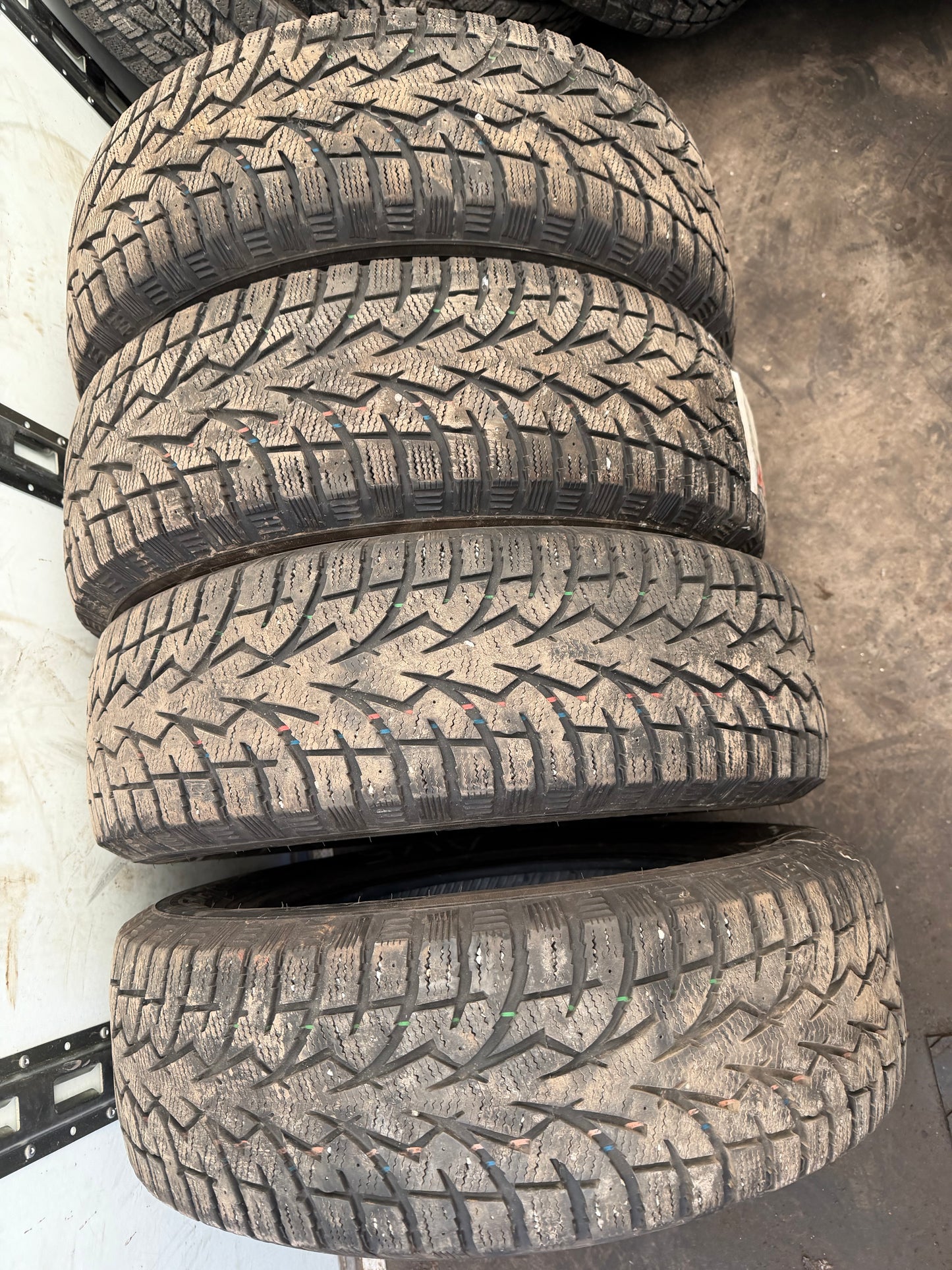 4 pneus d hiver 215/70r16 toyo en tres bon etat