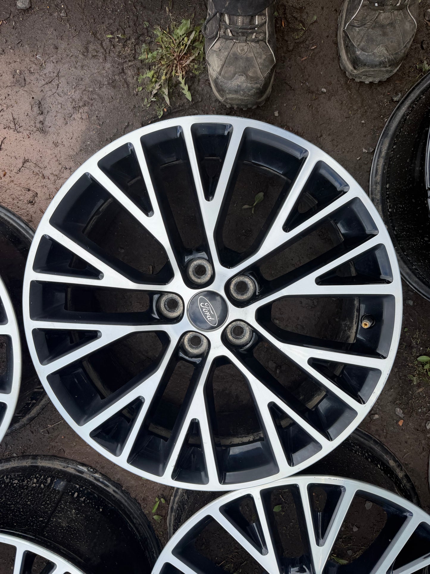 4 mags ford 18 pouces 5x108 a l etat neuf avec valves tpms