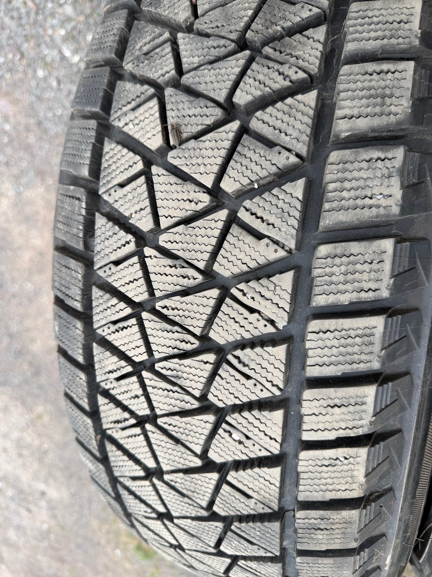 4 pneus d hiver 235/55r19 Bridgestone a l état neuf
