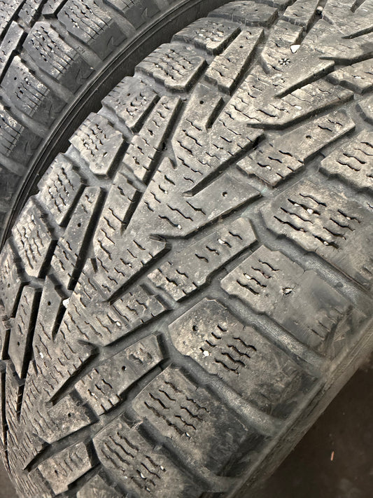 4 pneus d hiver 225/55r18 nokian en bon état