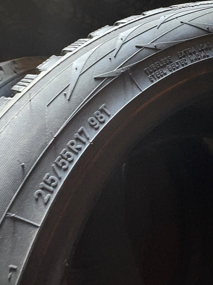 2 pneus d hiver 215/55r17 toyo a clou en bon etat