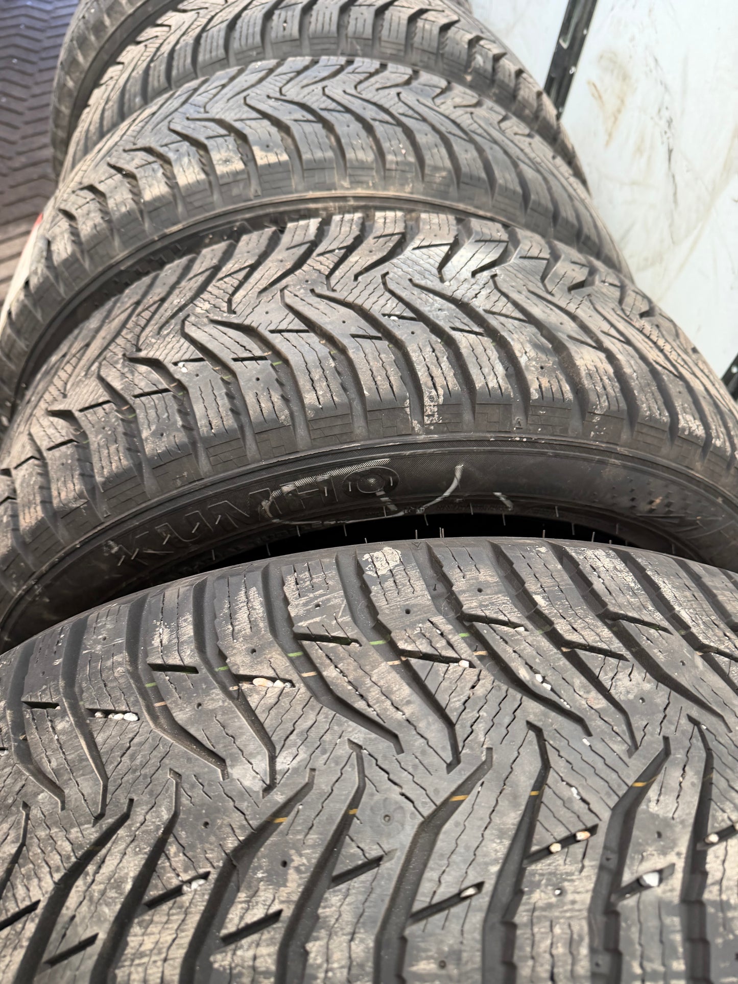 4 pneus d hiver 225/55r18 kumho a l etat neuf