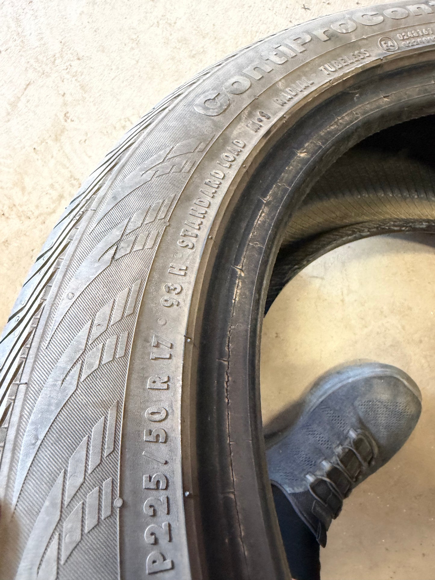 2 pneus d ete 225/50r17 continental en bon état