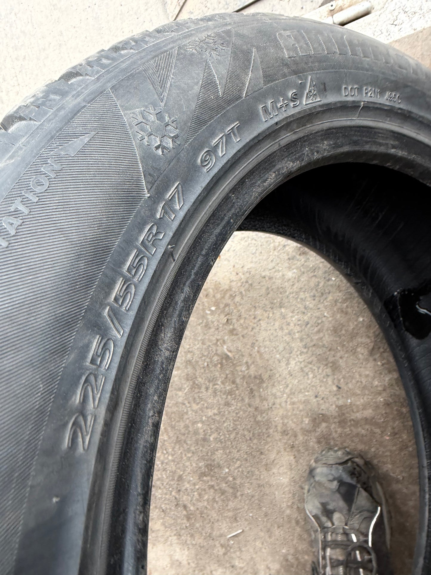 2 pneus d hiver 225/55r17 zeta en bon état